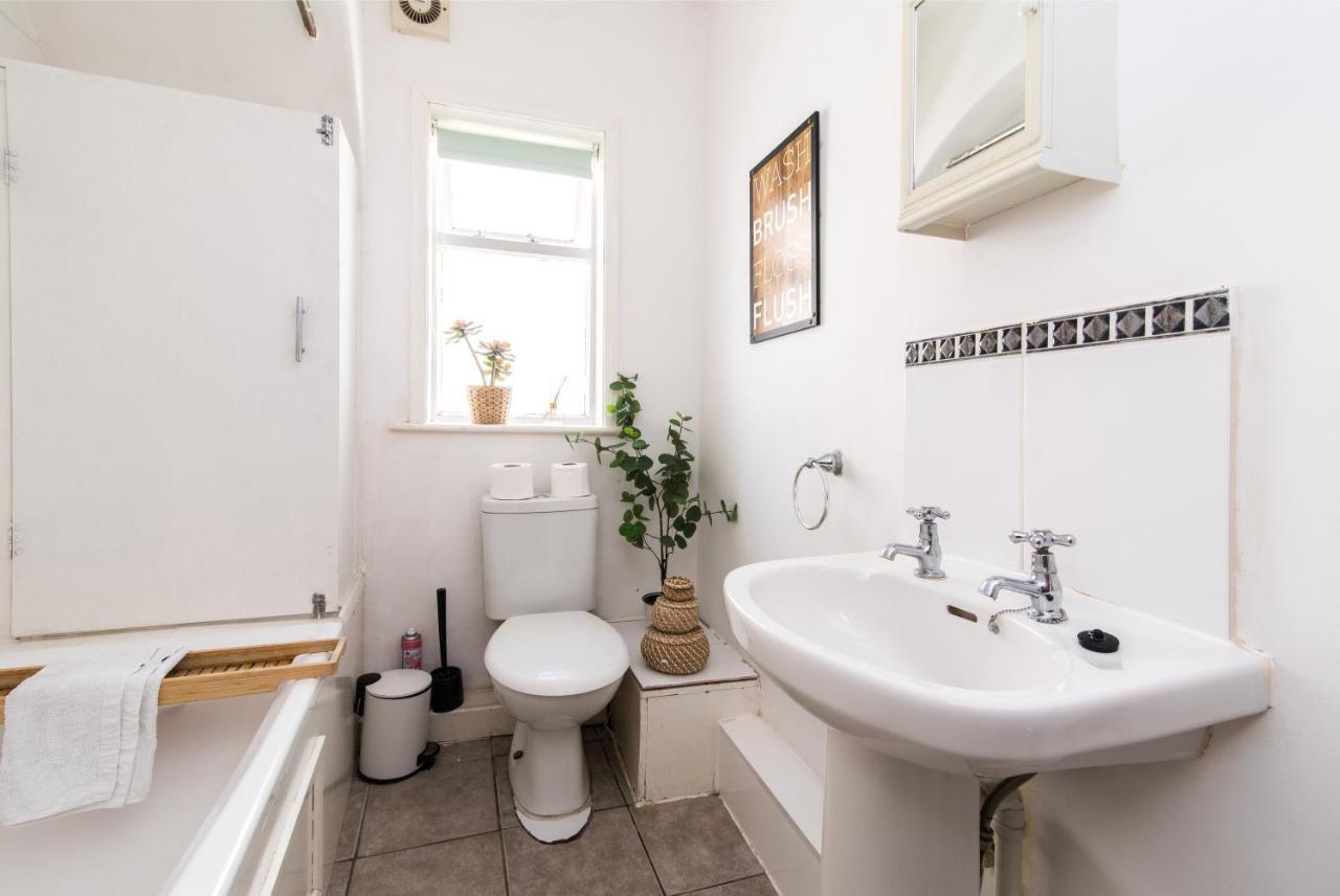 Characterful 2 Bed Apartment - Spacious & Comfy คาสเซิลโดนิงทัน ภายนอก รูปภาพ