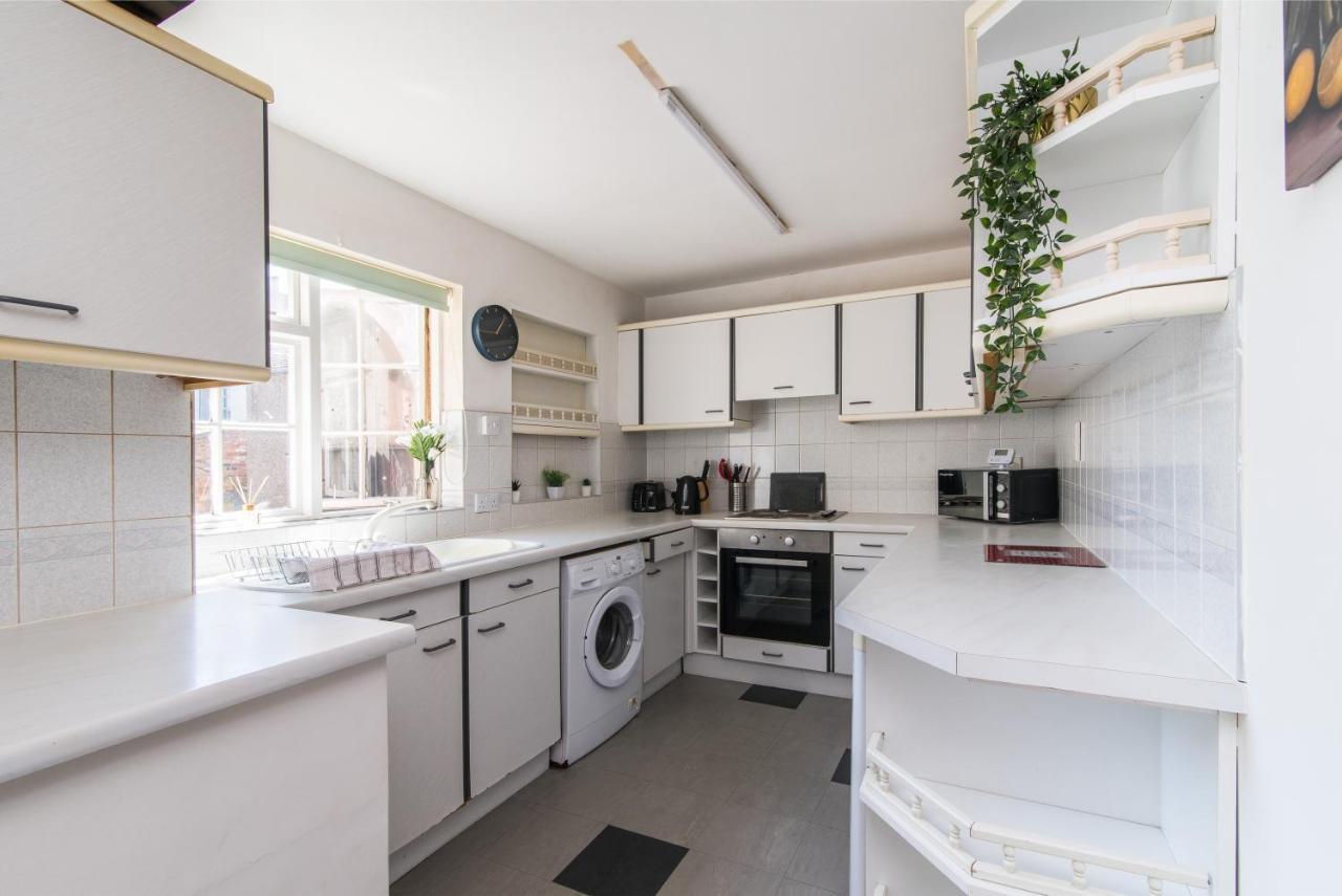 Characterful 2 Bed Apartment - Spacious & Comfy คาสเซิลโดนิงทัน ภายนอก รูปภาพ