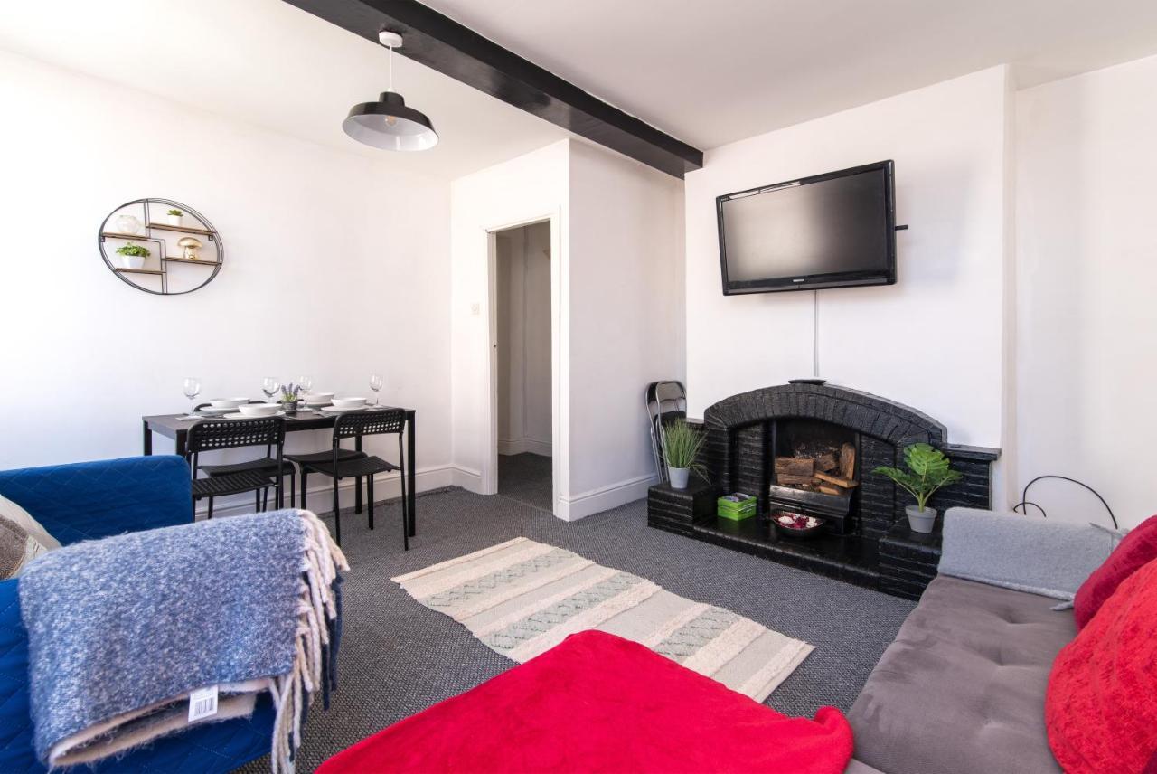 Characterful 2 Bed Apartment - Spacious & Comfy คาสเซิลโดนิงทัน ภายนอก รูปภาพ